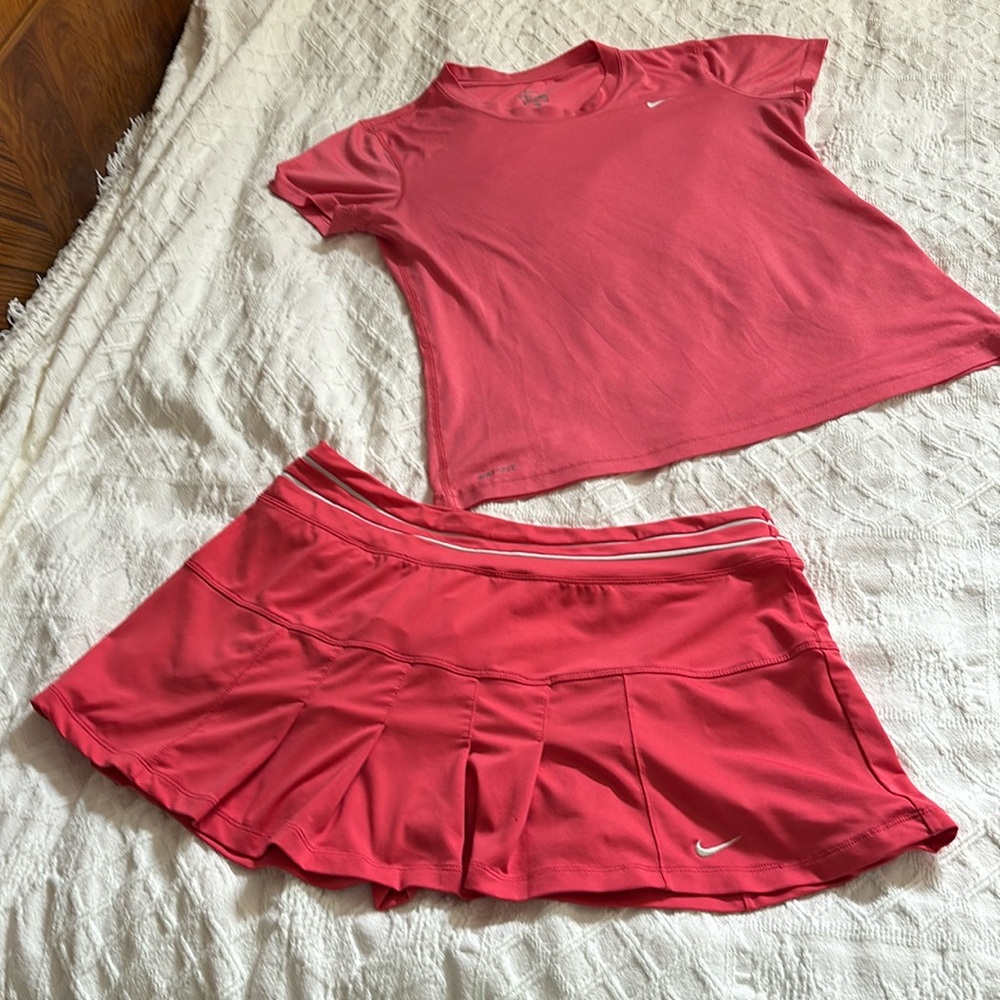 Nike women’s tennis pink skort sz.L & crew neck T-shirt sz. M coordinating set